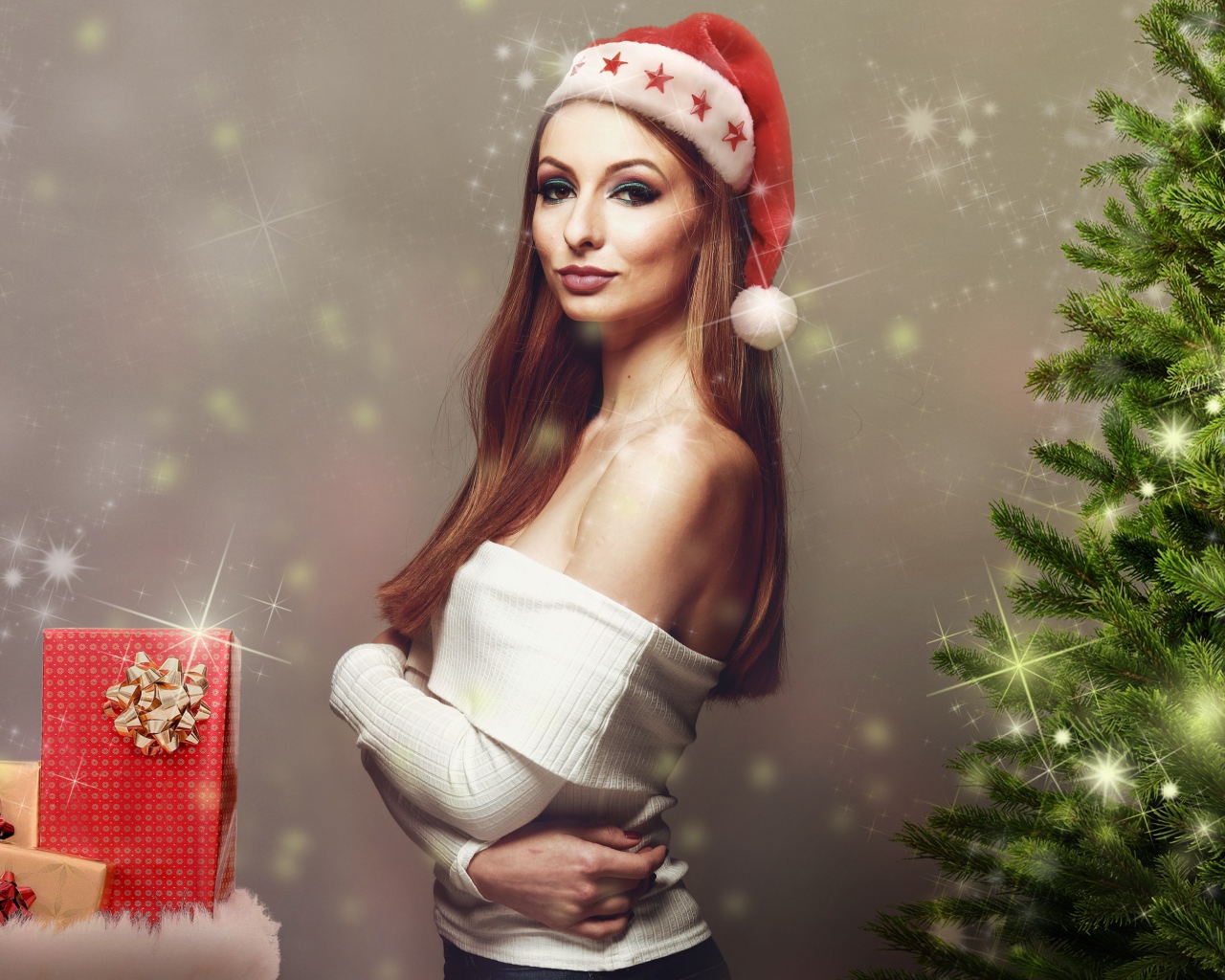 Красивая девушка с подарками у елки 