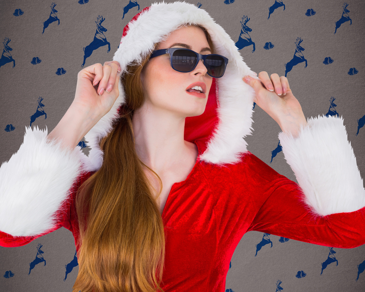Девушка в красном костюме в очках на Рождество 