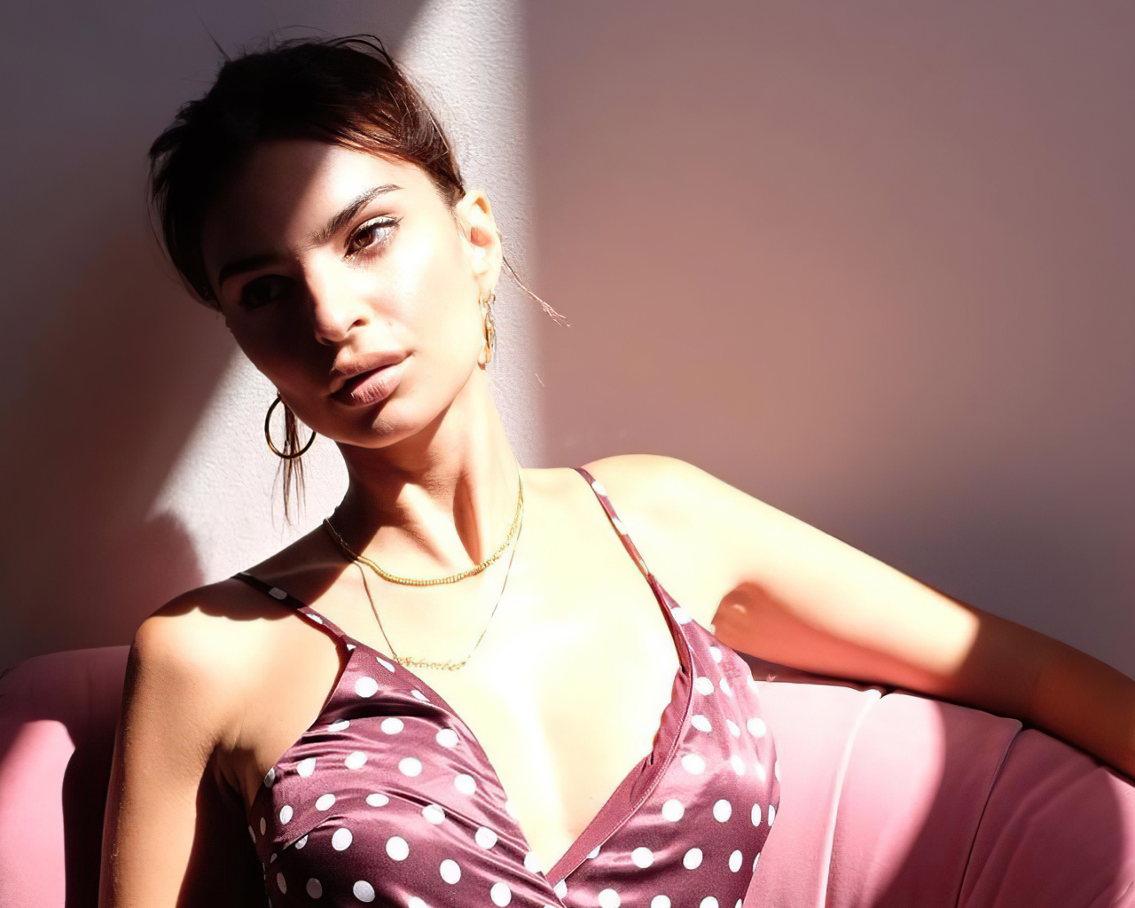 Американская модель Эмили Ратаковски в кресле