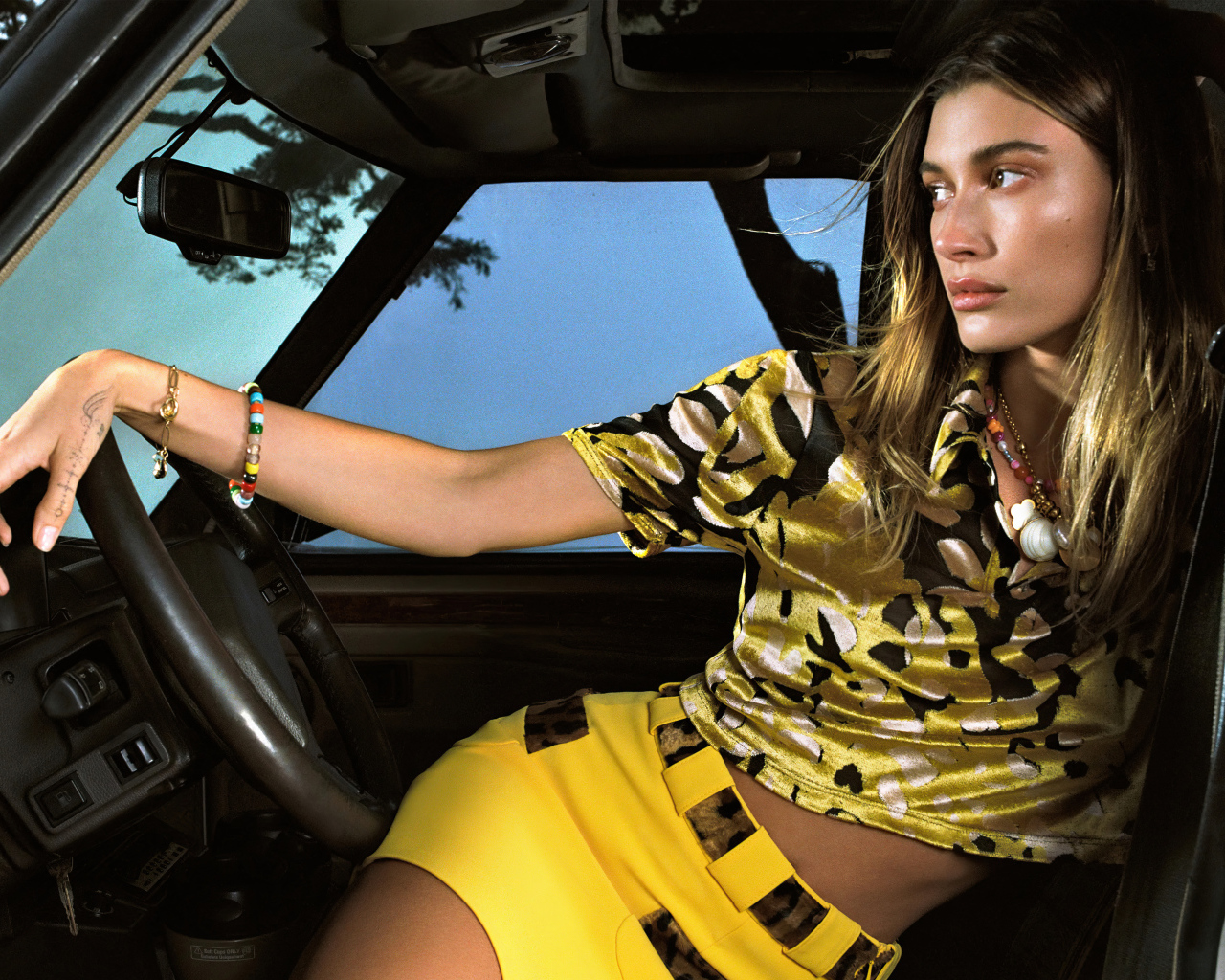 Американская модель Хейли Болдуин в машине