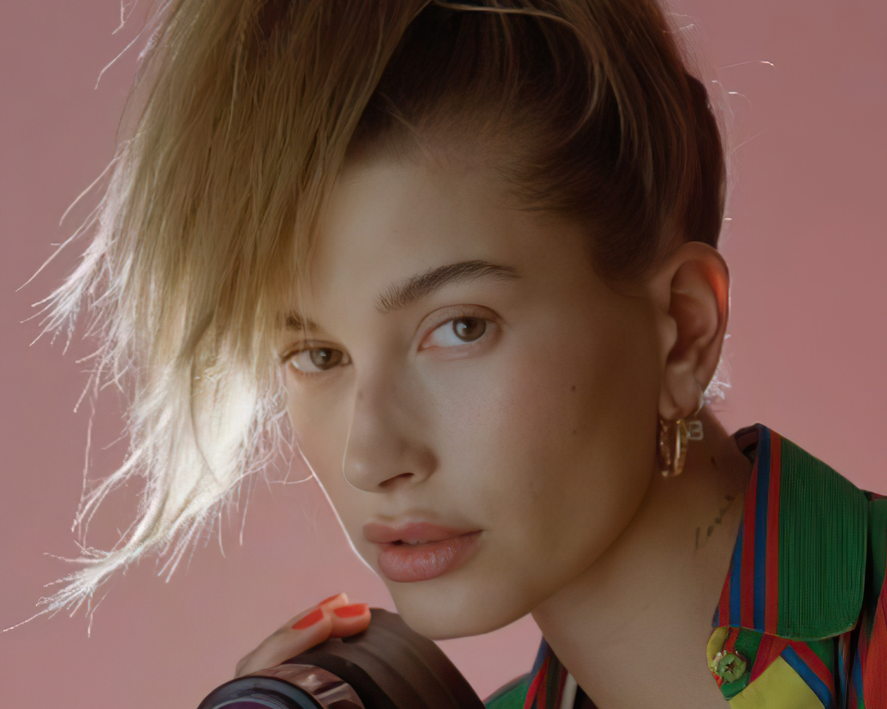 Американская модель Хейли Болдуин на розовом фоне