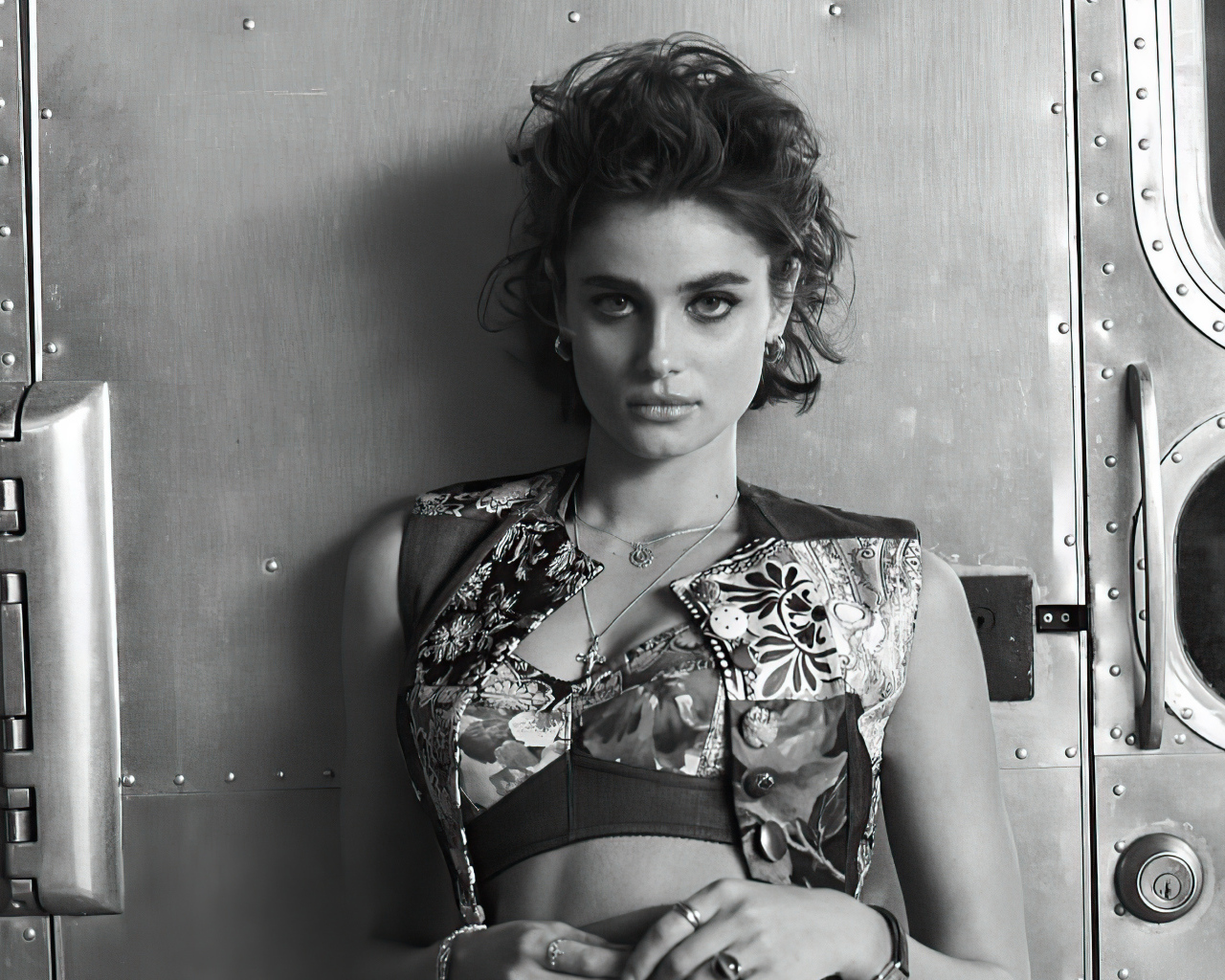 Американская модель Тейлор Хилл черно-белое фото