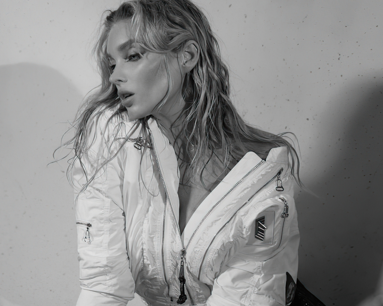 Красивая шведская модель Эльза Хоск черно-белое фото