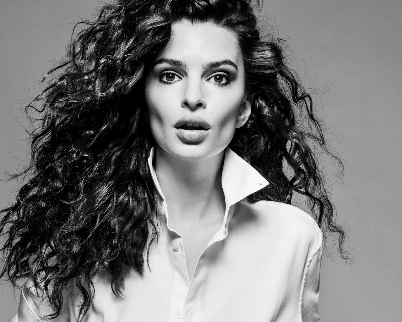 Красивая девушка Эмили Ратаковски на сером фоне