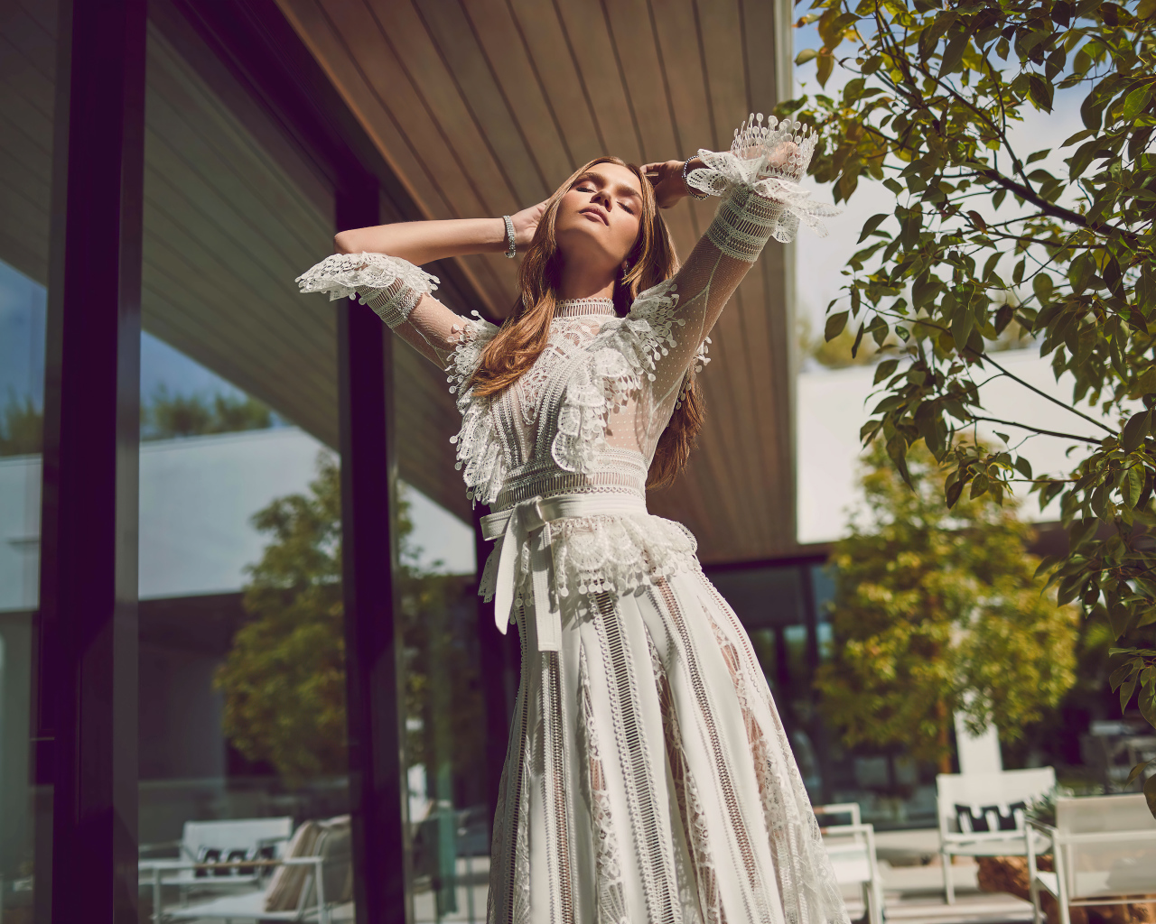 Красивая модель Жозефин Скривер в белом платье
