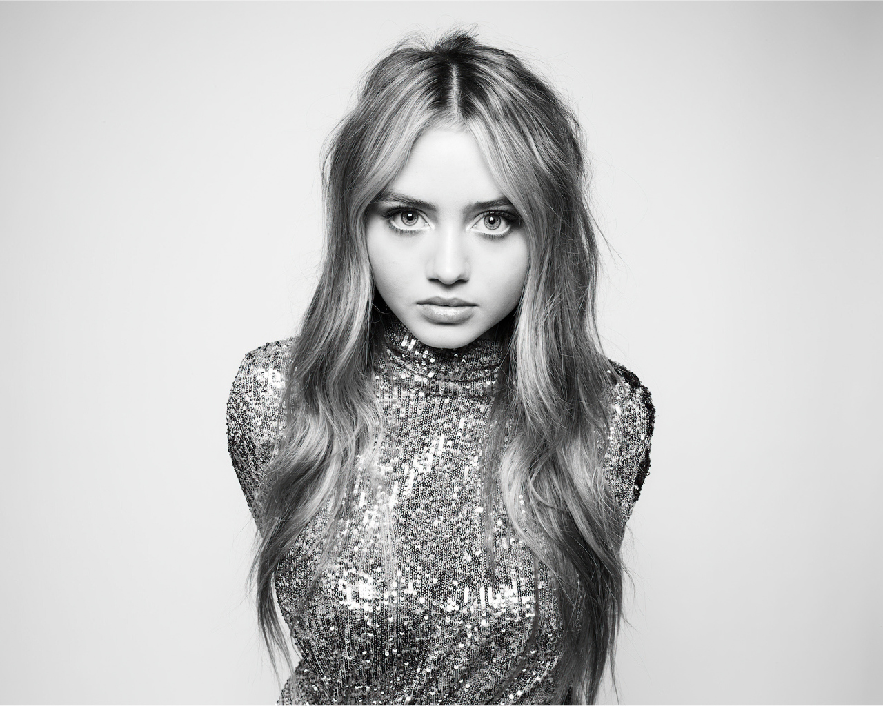 Красивая нежная девушка Лени Клум в блестящем платье