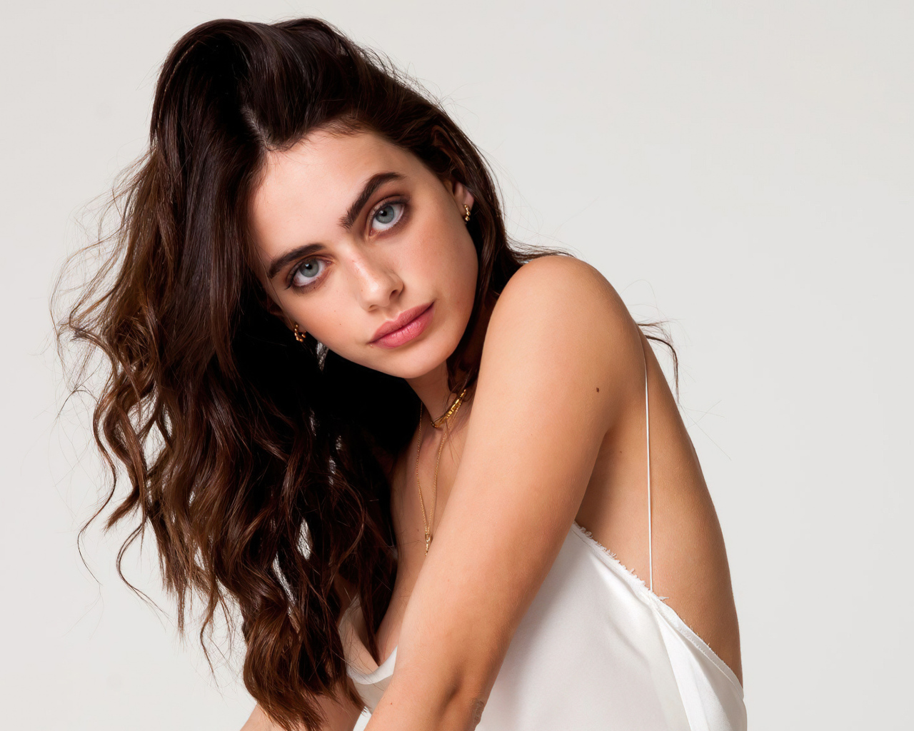 Милая девушка фотомодель Яэль Шелбиа на белом фоне