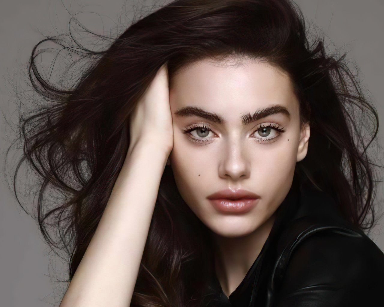 Израильская модель Яэль Шелбиа на сером фоне