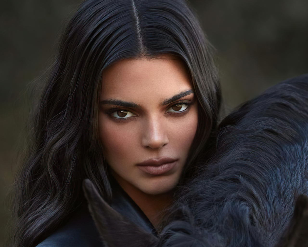 Длинноволосая девушка модель Кендалл Дженнер с конем