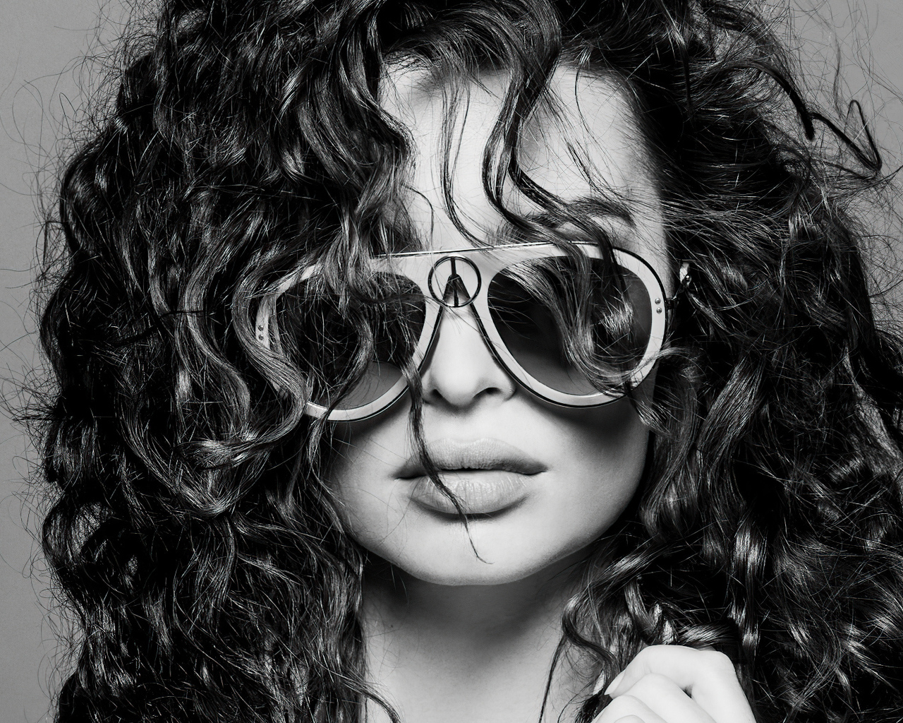 Модель Эмили Ратаковски в очках на сером фоне