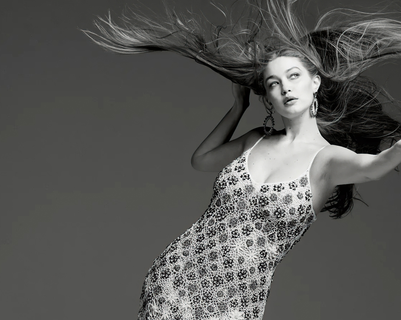 Модель Джиджи Хадид в платье на сером фоне