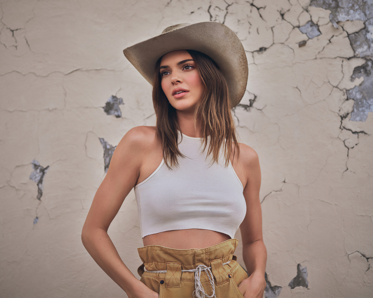 Model Kendall Jenner in a cowboy hat