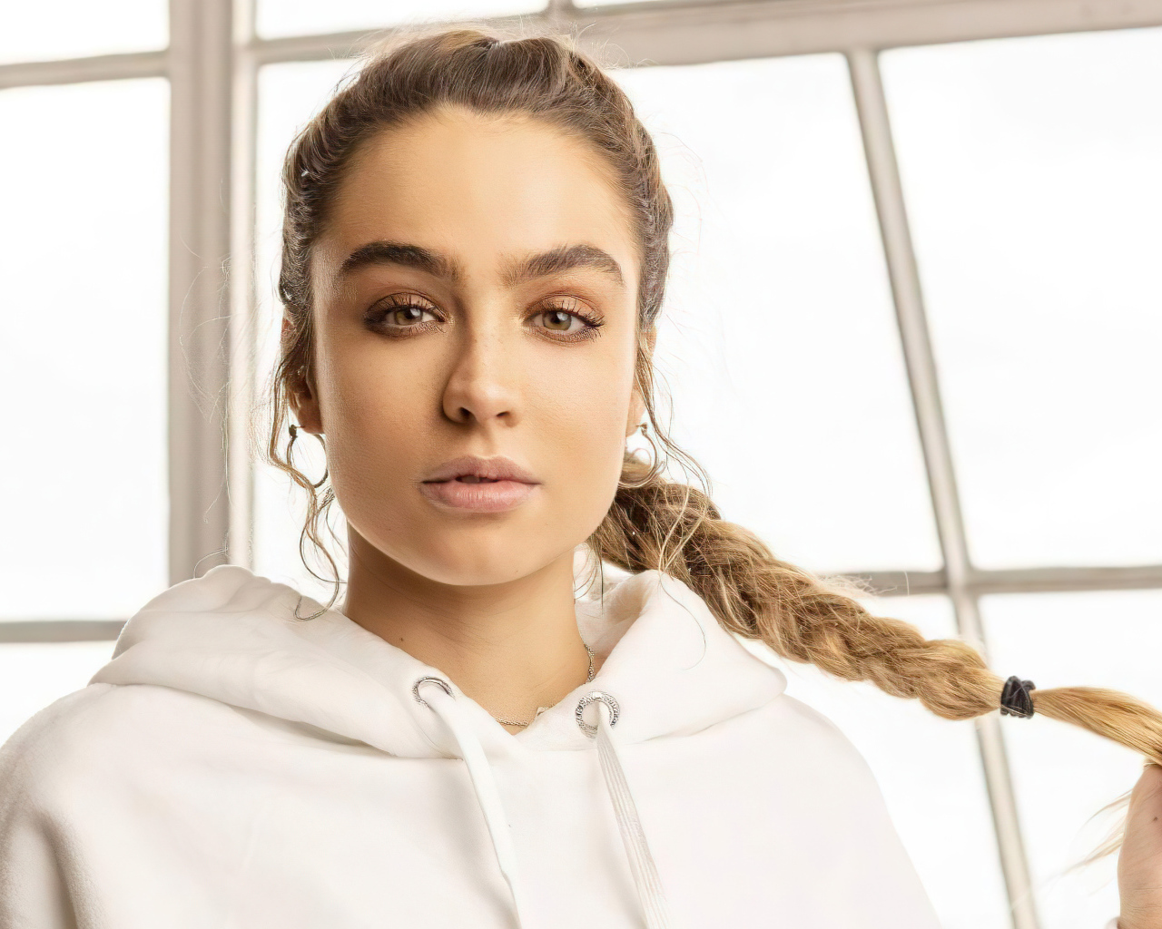 Модель Соммер Рэй в белом худи