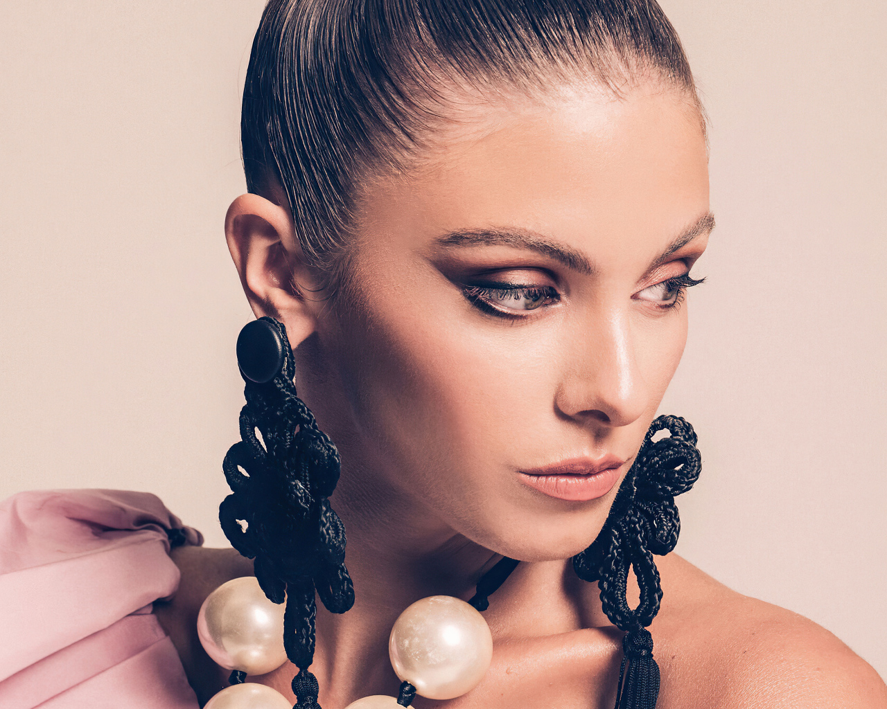 Стильная девушка модель Кармелла Роуз