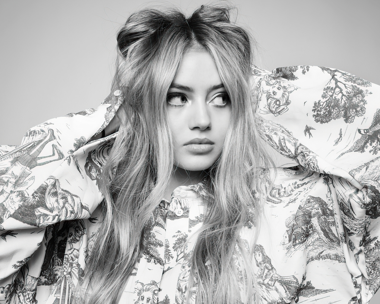 Молодая девушка модель Лени Клум на сером фоне