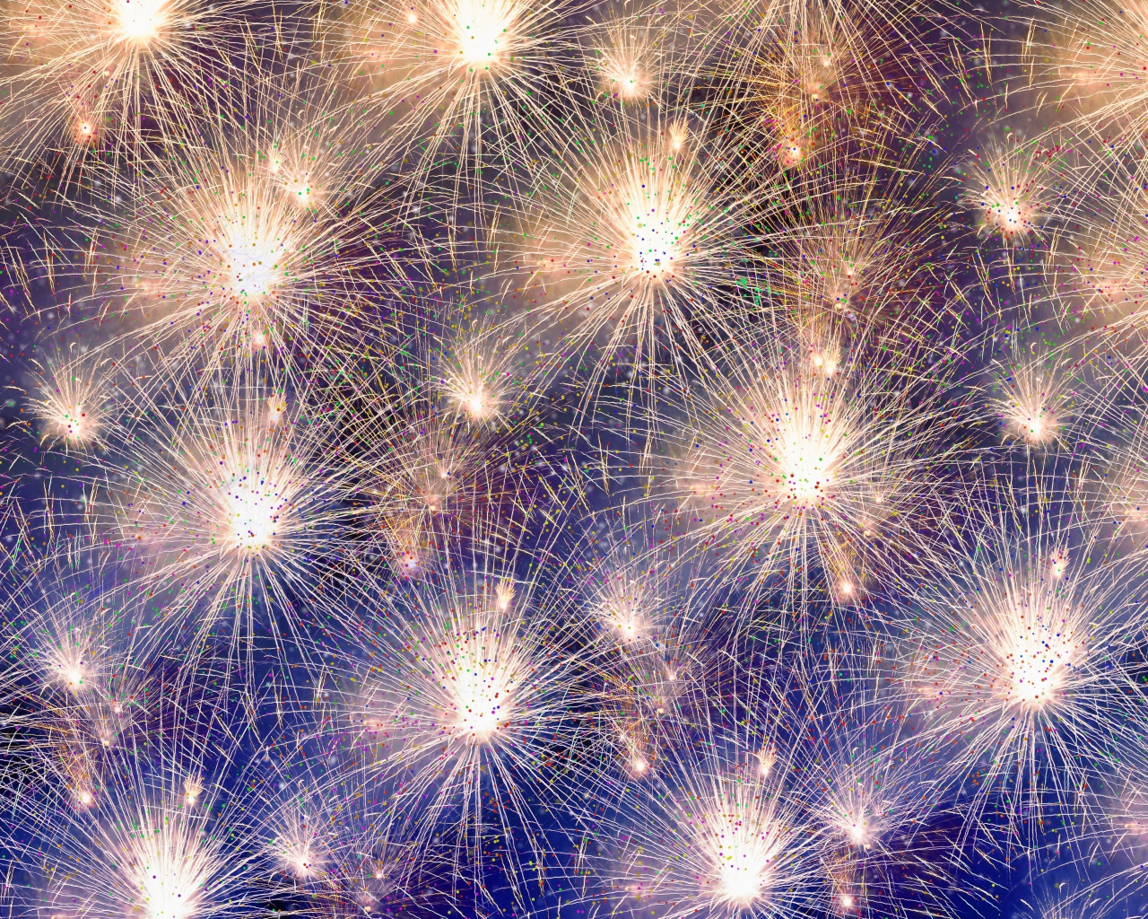 Яркий праздничный салют в небе 