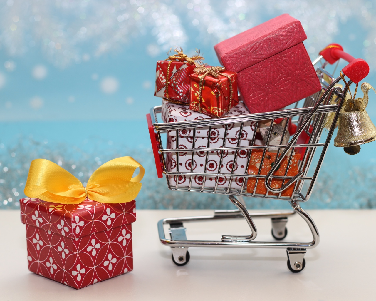 Железная маленькая тележка с подарками 