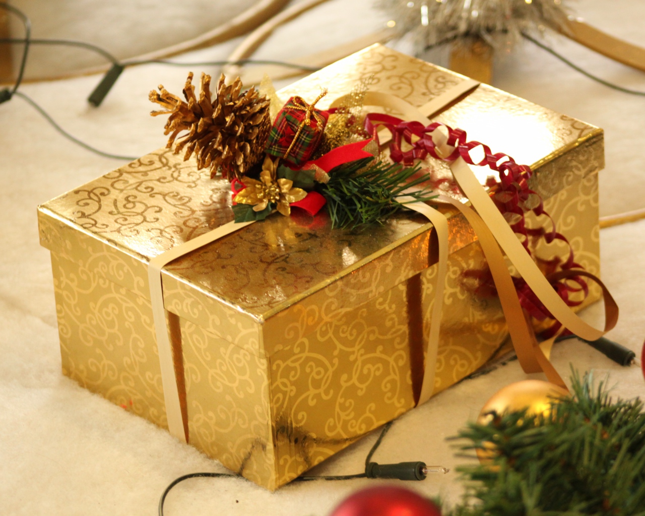 Большая золотистая коробка с подарком 