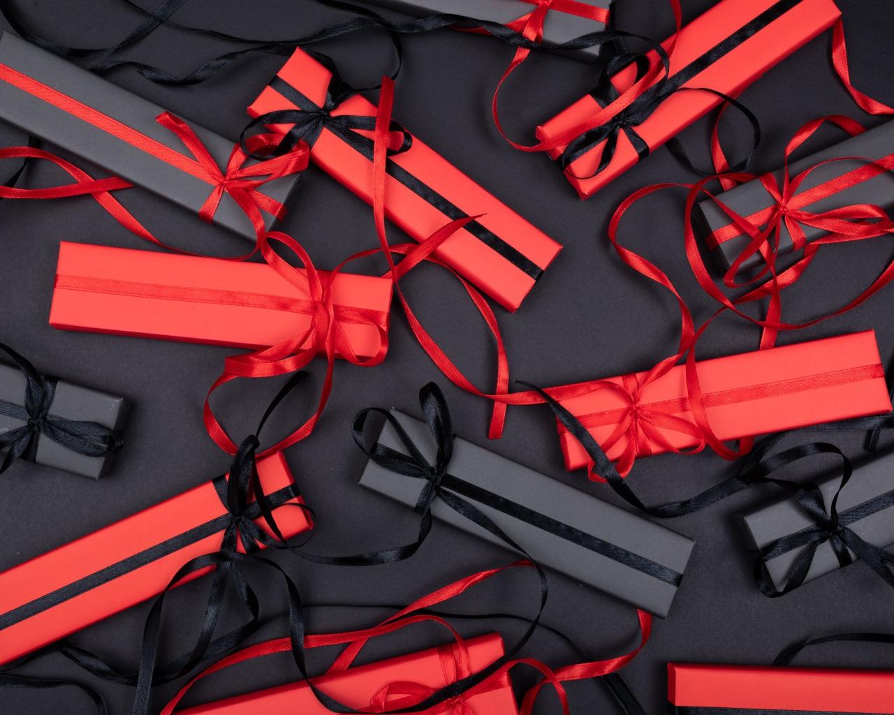 Красные и черные подарочные коробки с лентами 