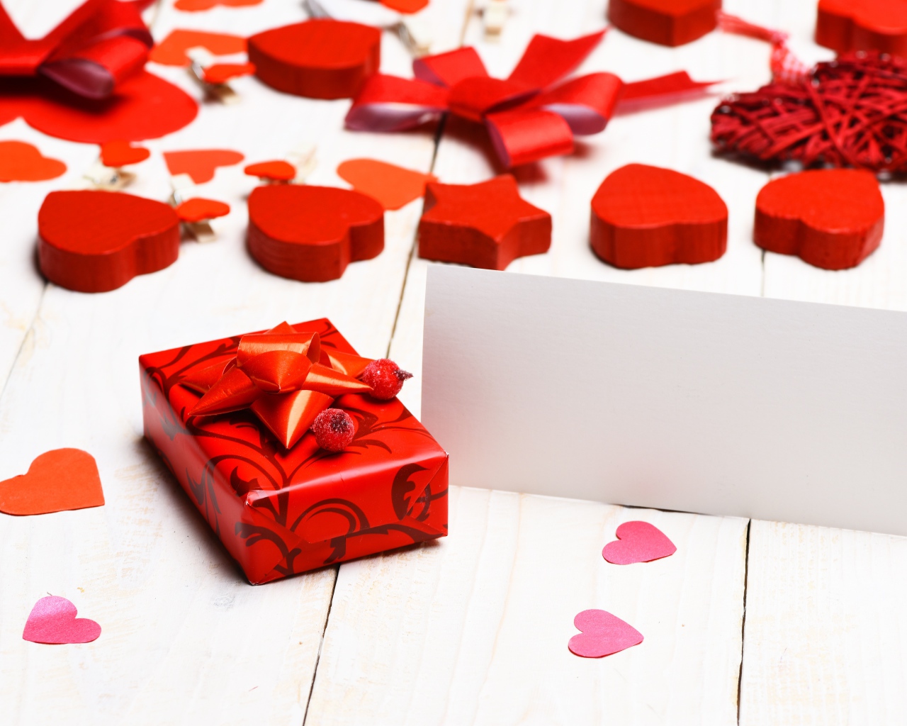 Красные сердечки и подарок для любимой