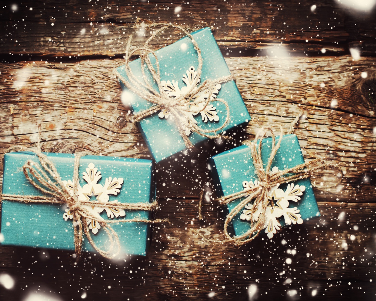Три голубых подарка на деревянном столе