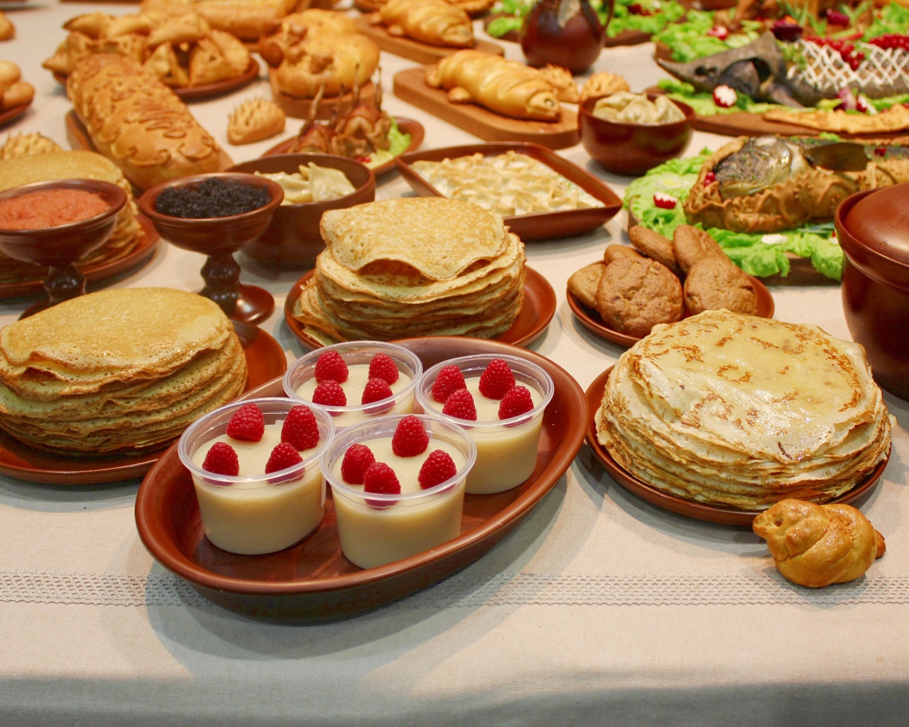 Много угощений на праздничном столе на Масленицу 2021