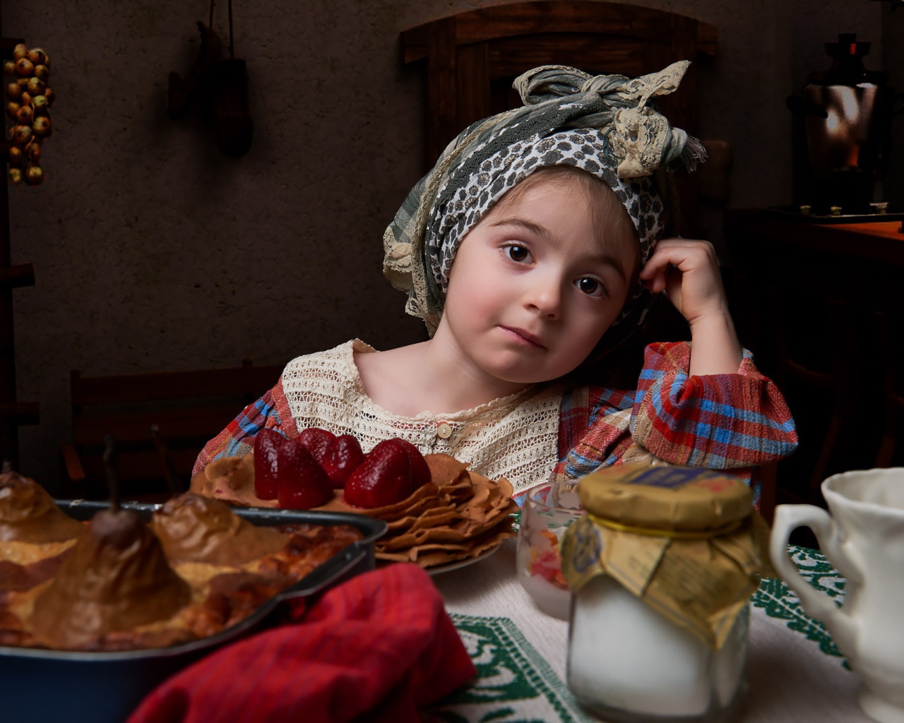 Девочка с блинами и угощениями на Масленицу