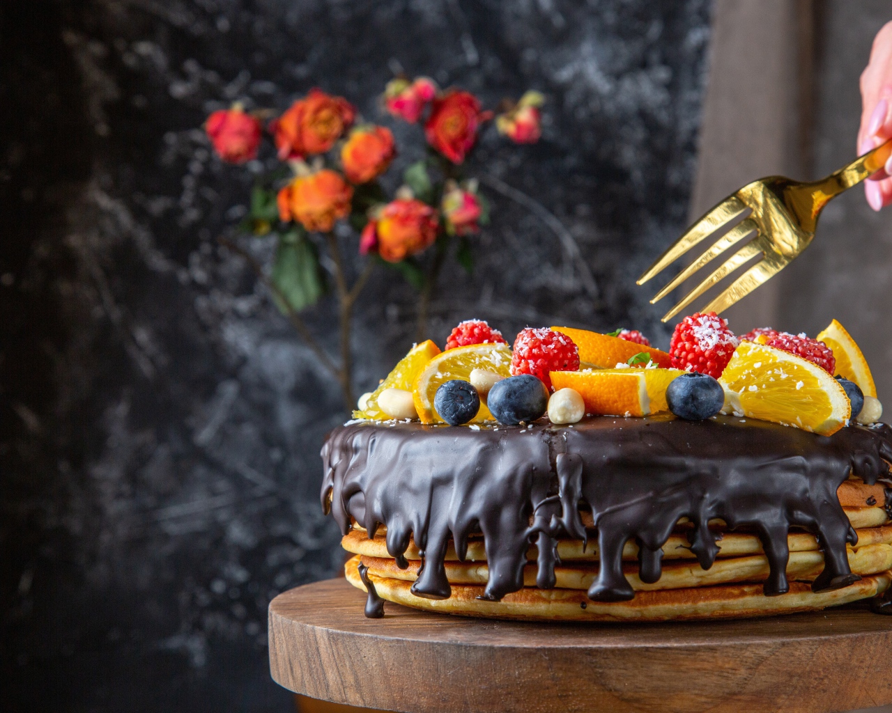 Блинный торт с шоколадом  и ягодами на Масленицу