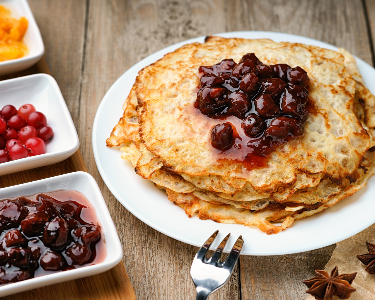 Блины с вишневым вареньем на праздник Масленица