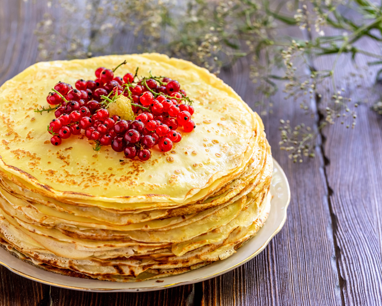 Тонкие блинчики с ягодами красной смородины на Масленицу 