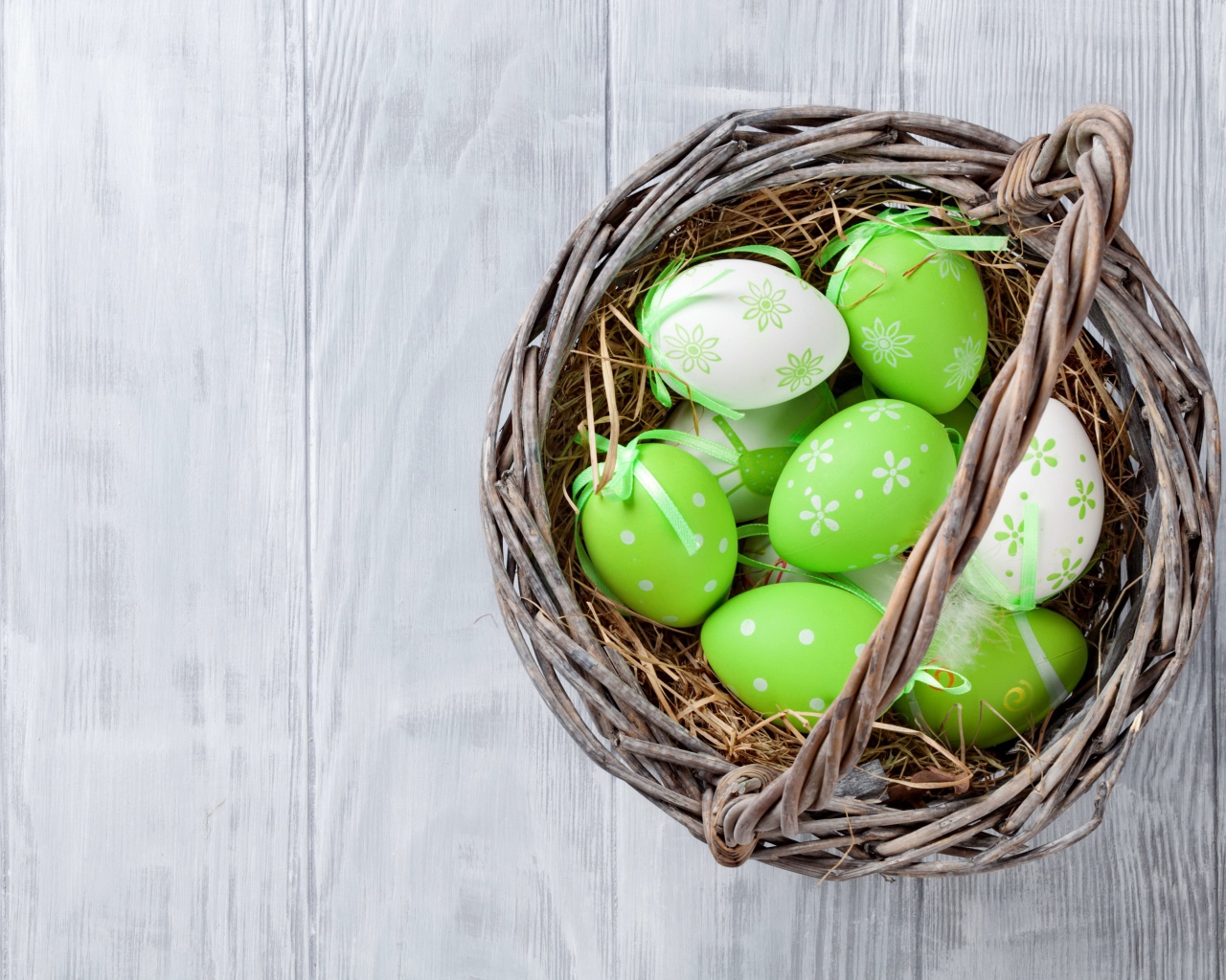 Корзина зеленых яиц на столе к Пасхе