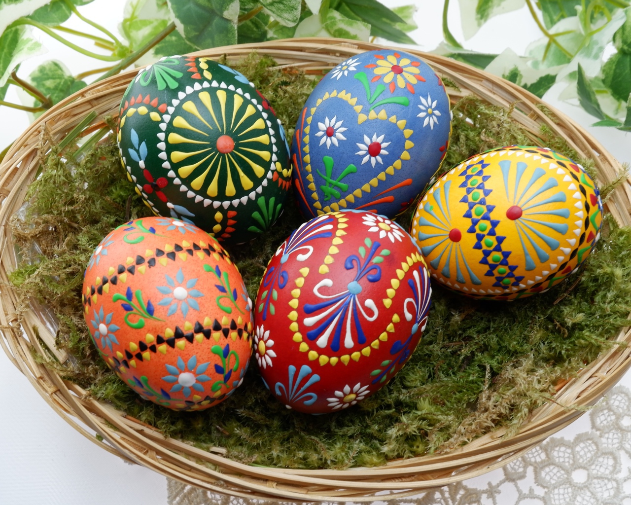 Красивые пасхальные яйца с разным орнаментом