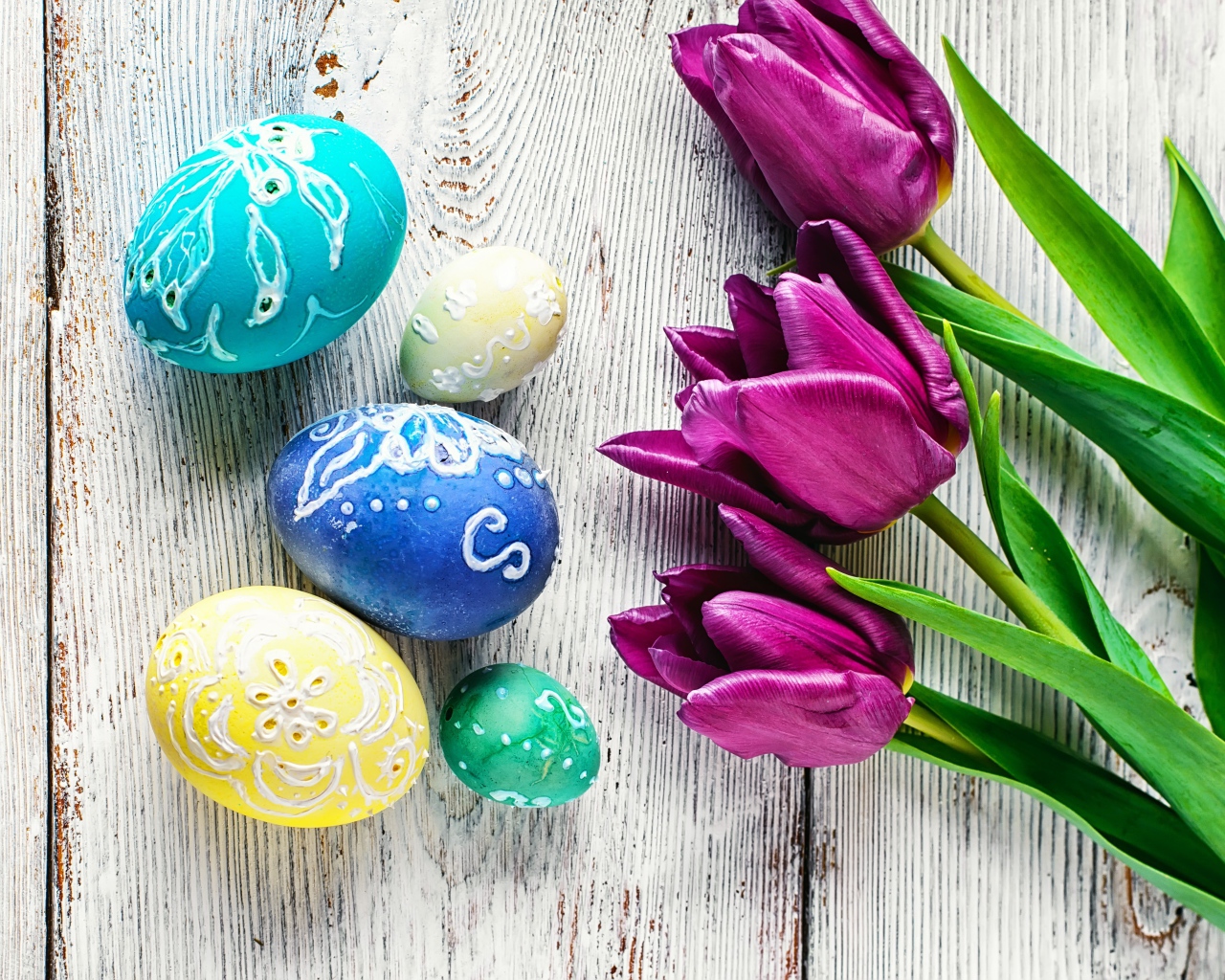 Красивые расписные яйца  с тюльпанами на Пасху