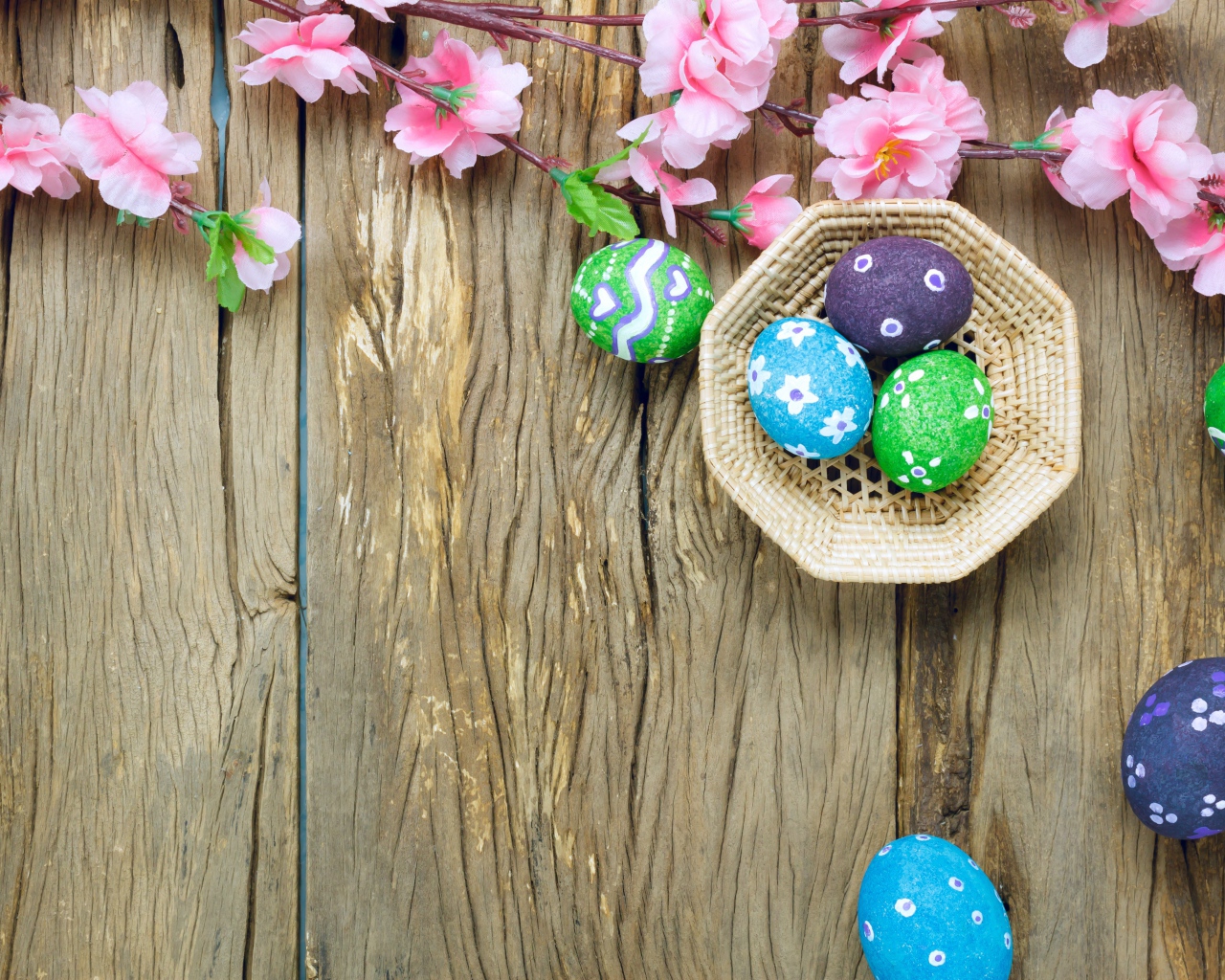 Яркие разноцветные яйца с розовыми цветами на Пасху