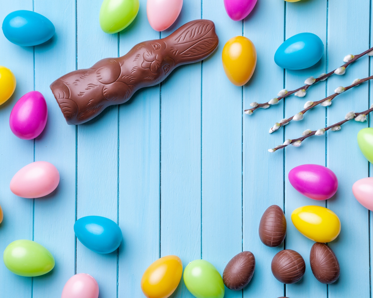 Шоколадные пасхальные сладости на голубом фоне