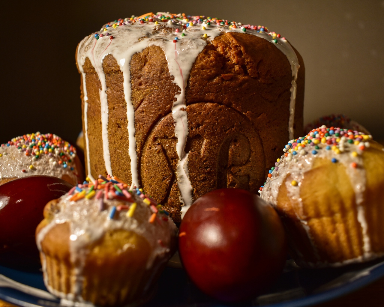 Пасхальный кулич, кексы и крашеные яйца на праздник
