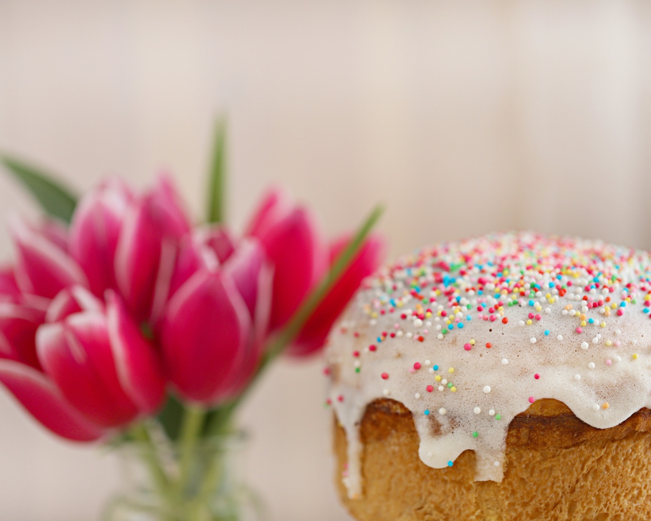 Пасхальный кулич с белой глазурью с букетом тюльпанов