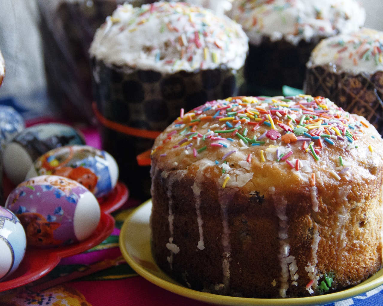 Свежая пасхальная выпечка на столе на праздник