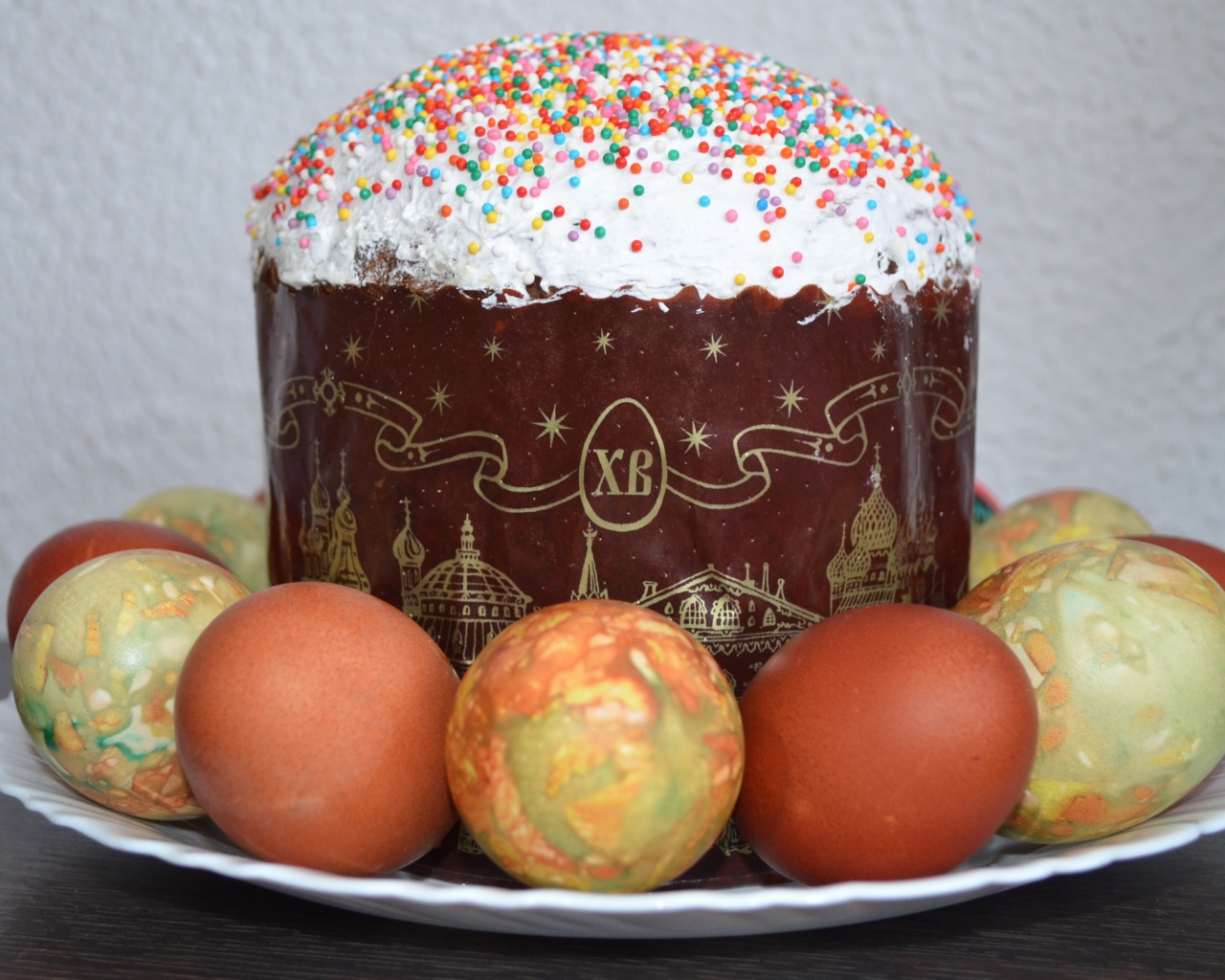 Большой пасхальный кулич с яйцами