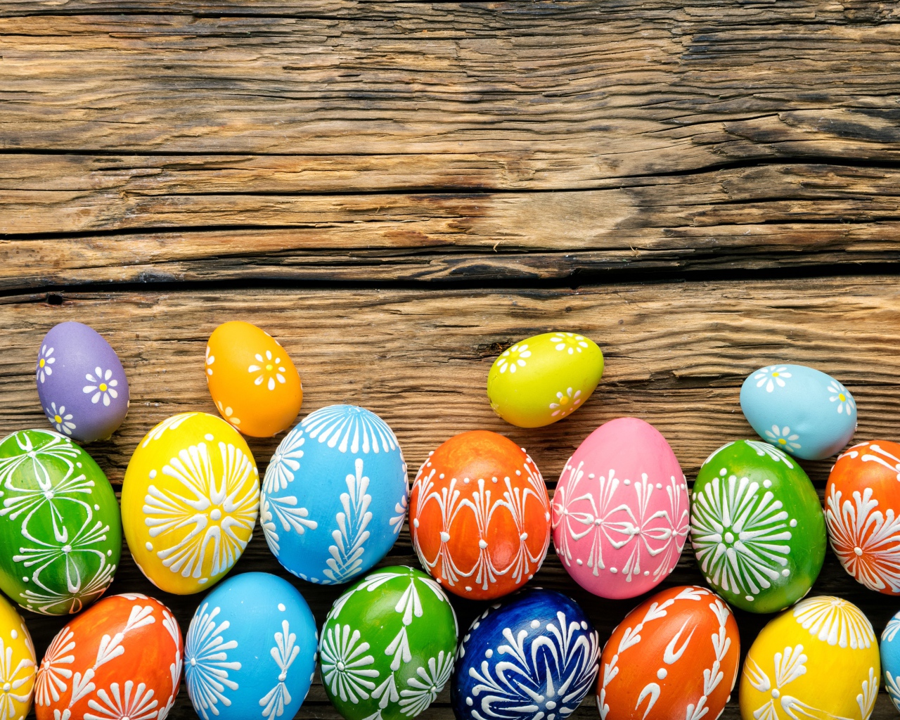 Разноцветные яркие яйца с орнаментом на Пасху 