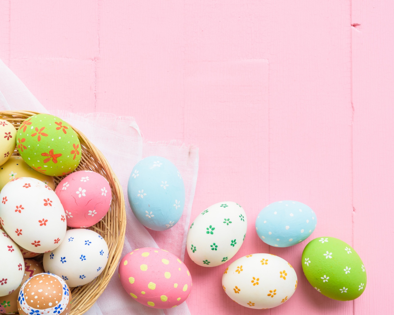 Разноцветные пасхальные яйца на розовом фоне