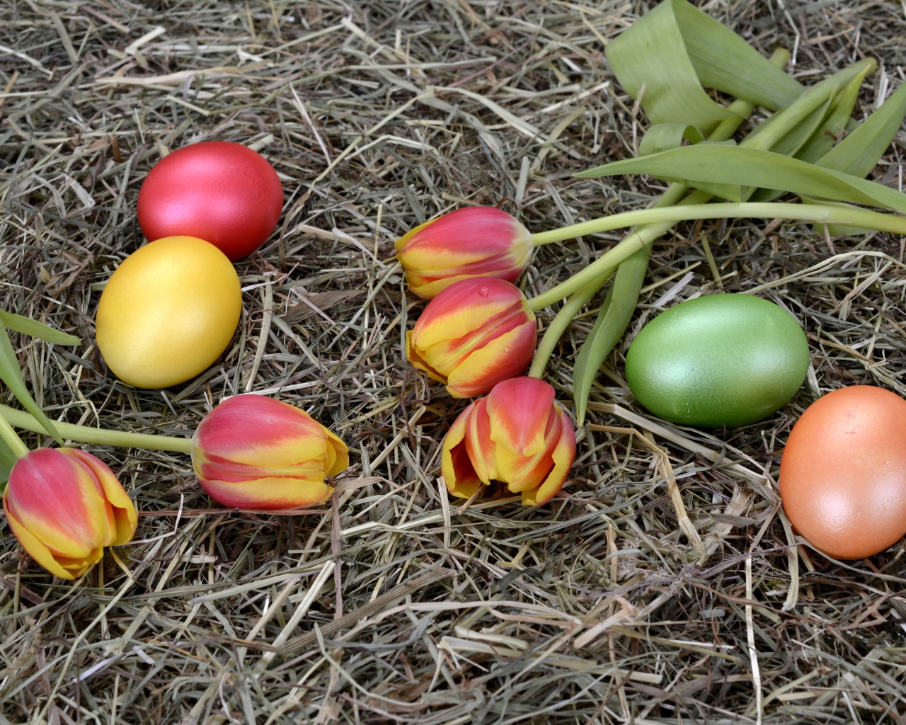 Крашеные яйца с тюльпанами на сене на праздник Пасха 2021