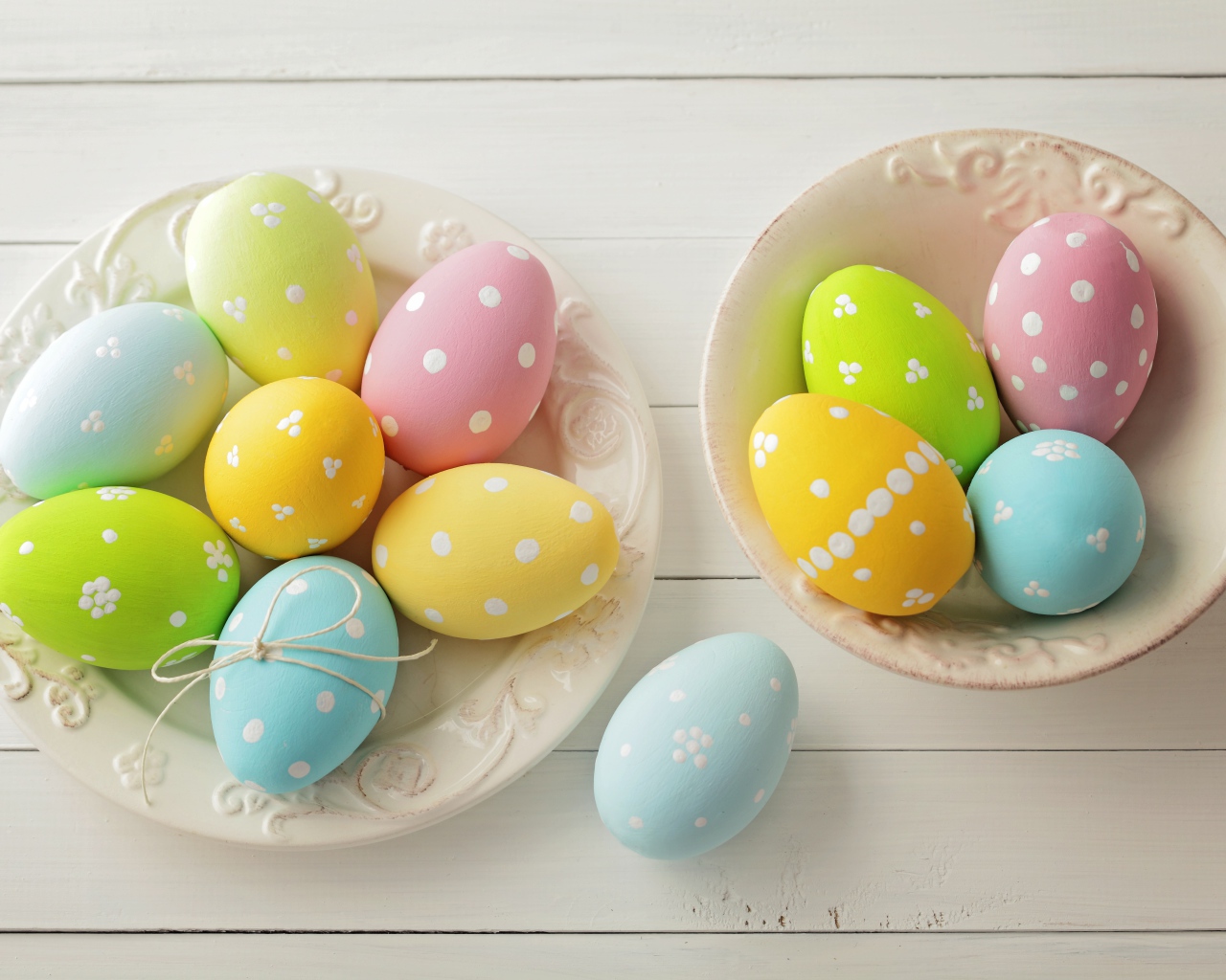 Две тарелки с разноцветными пасхальными яйцами