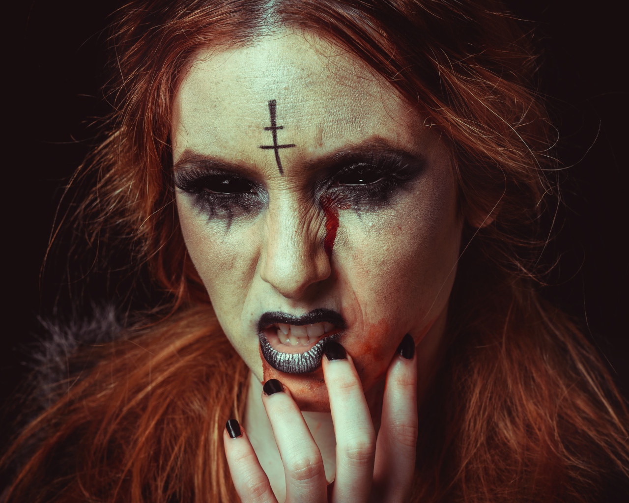 Девушка с гримом на Хэллоуин на черном фоне