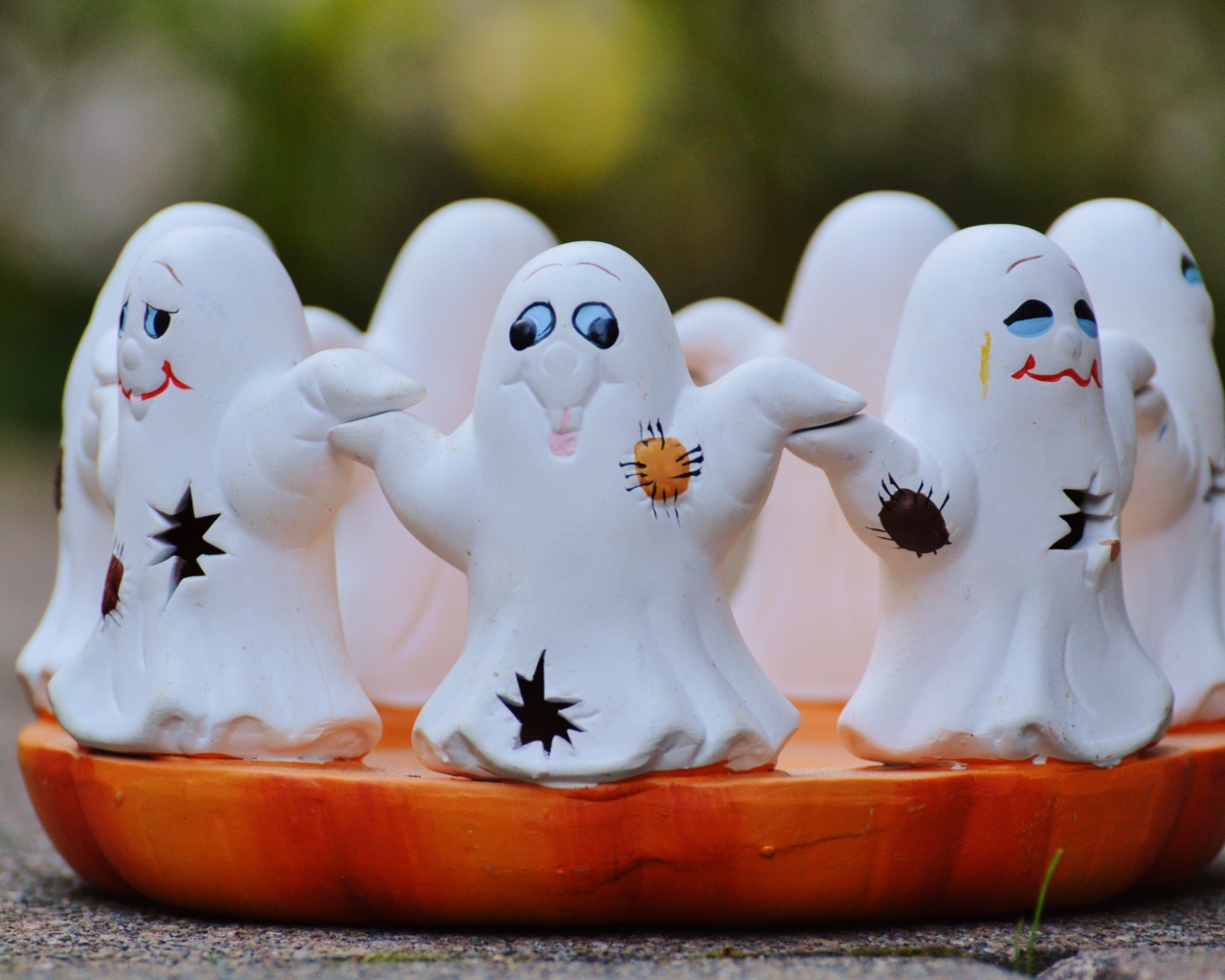 Статуэтка привидения на праздник Хэллоуин