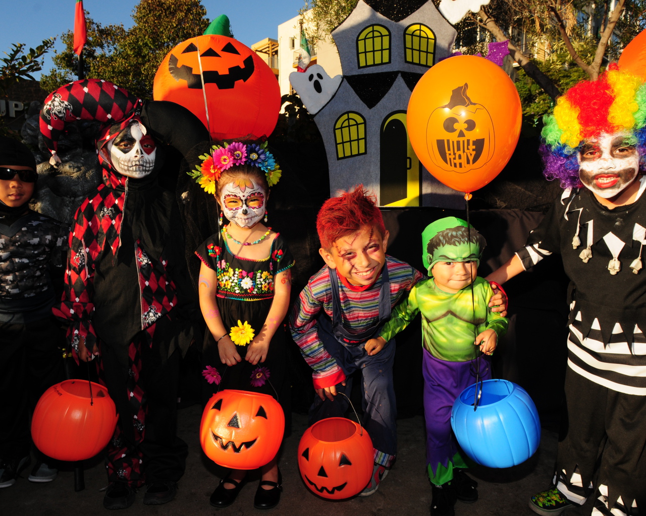 Маленькие дети в костюмах на праздник Хэллоуин