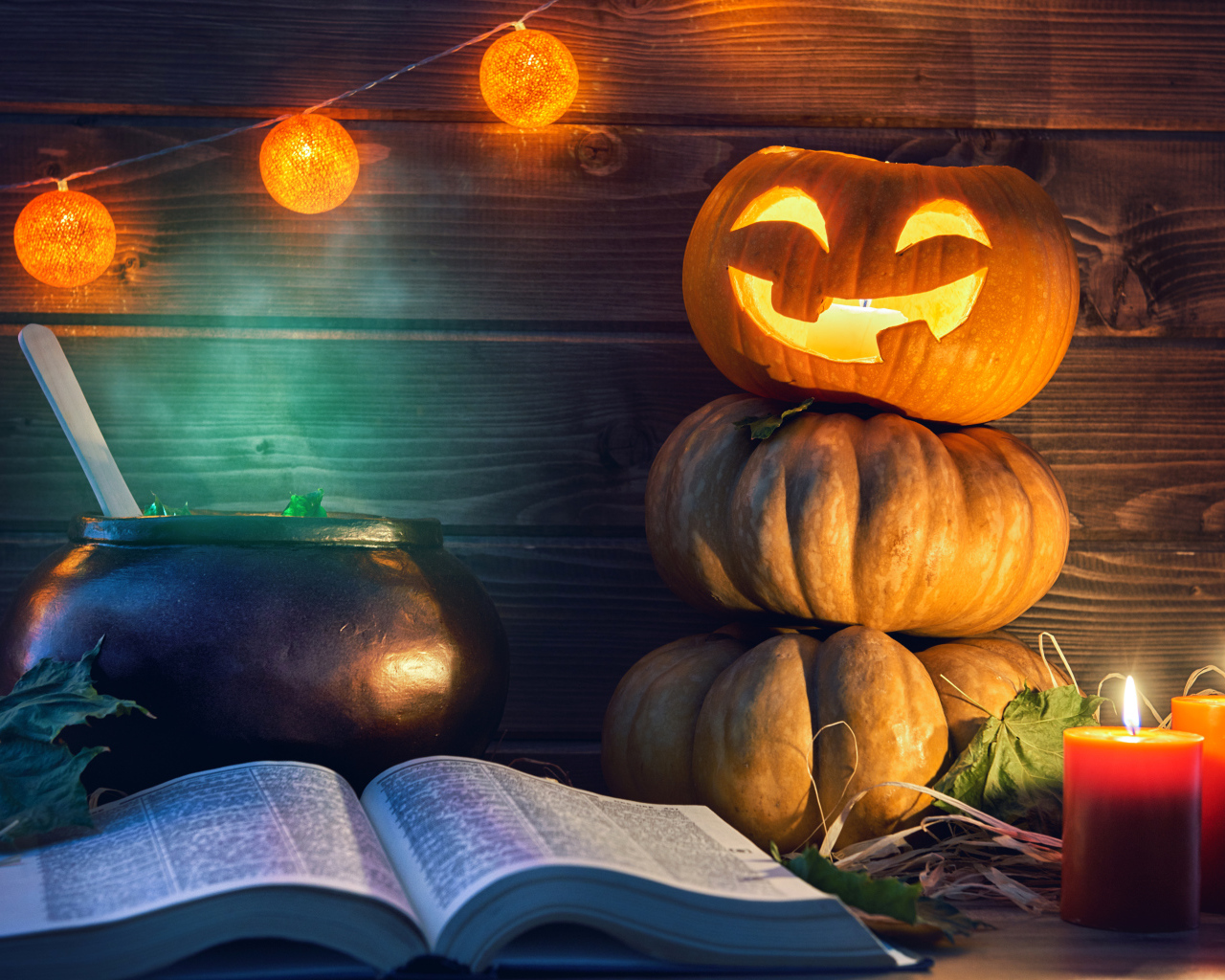 Тыква, магическая книга и свечи на столе на Хэллоуин