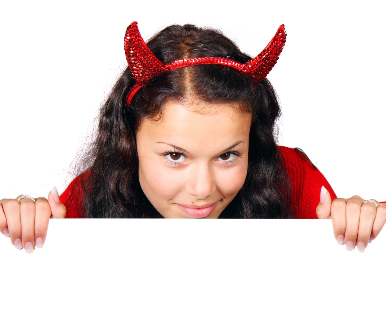 Жгучая чертовка на белом фоне на Хэллоуин