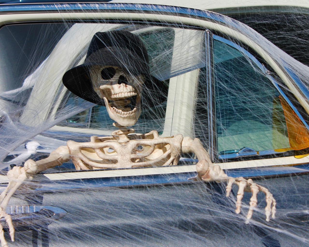 Скелет в машине с паутиной декор на праздник Хэллоуин