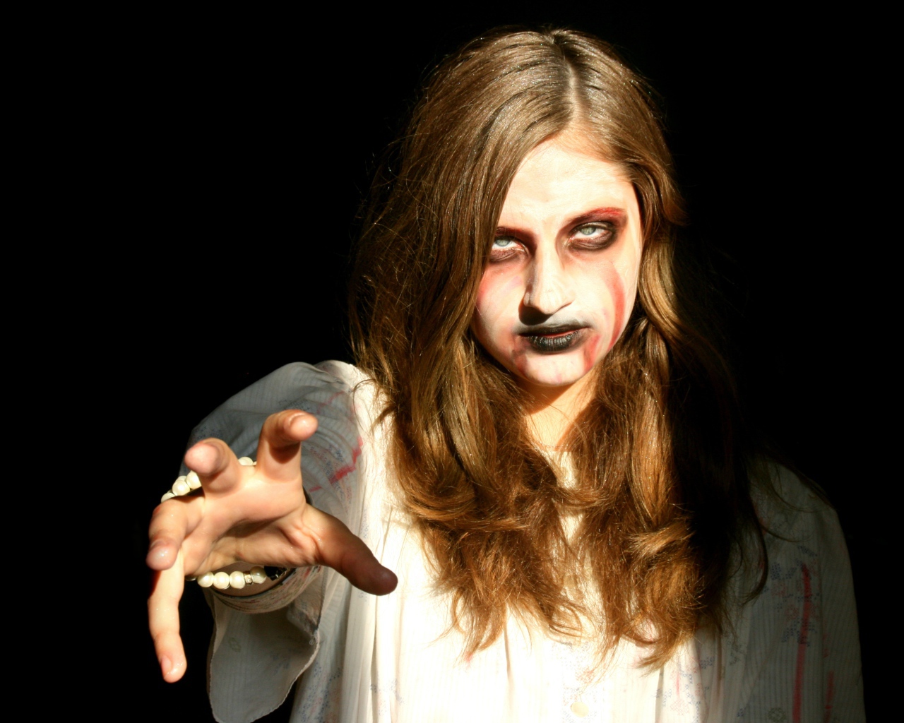 Девушка зомби на черном фоне в костюме на Хэллоуин